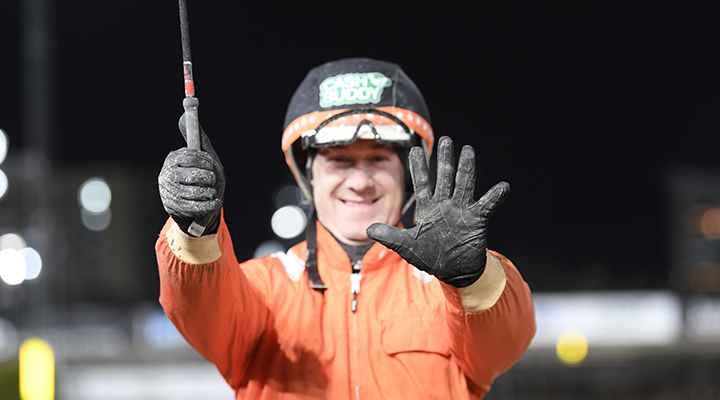 Efter showen – rusar upp som etta på formlistan